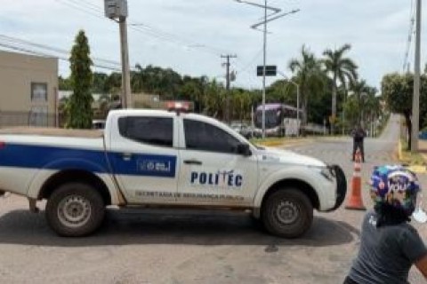 Idoso se desequilibra, cai em rotatória e tem cabeça esmagada por caminhão