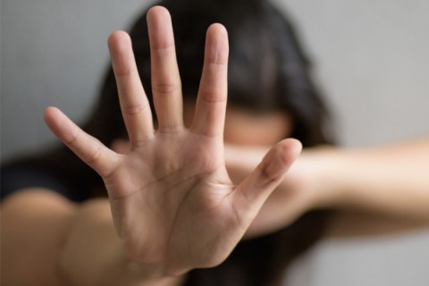 Índigina bate na esposa grávida e foge pelo rio