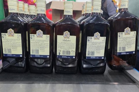 Vítimas ficam em estado grave após beber uísque e 30 garrafas são apreendidas