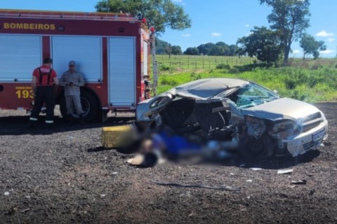 Passageira morre arremessada de carro em batida na BR-070