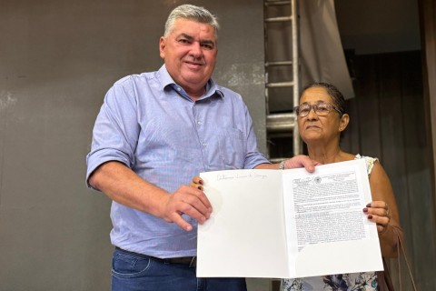 Estou muito feliz, agora ninguém me tira de lá”, diz moradora ao receber a escritura de sua casa