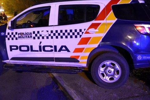 Homem ameaça funcionários e agride segurança de shopping com 'cadeirada' em Barra do Garças