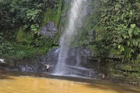 Banhista cai de cachoeira e foi socorrido pelo Corpo de Bonbeiros em Barra do Garças.