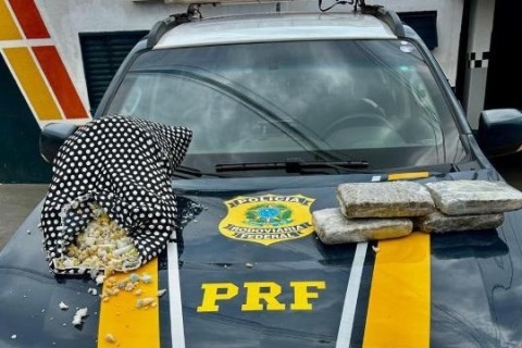 Passageira de ônibus é presa com maconha no travesseiro em Barra do Garças