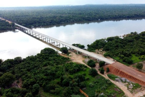 O Governo de Mato Grosso inaugurou nesta semana uma imponente ponte de 691 metros sobre o Rio Teles Pires, na MT-419, conectando os municípios de Novo Mundo e Carlinda.