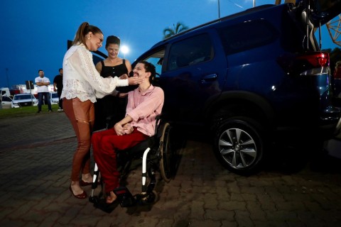 Primeira-dama de MT entrega veículo adaptada à mãe de jovem portador de paralisia cerebral